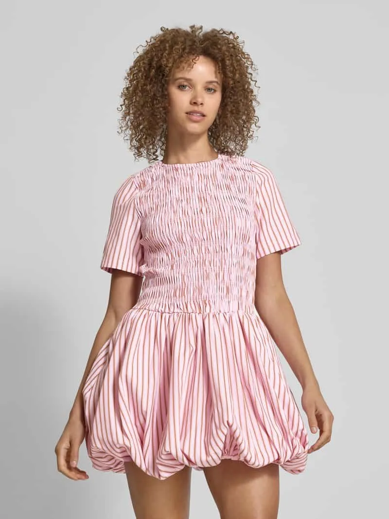 Amy Lynn Cocktailjurk met smokdetails, model 'Eleonor' roze, foto 4