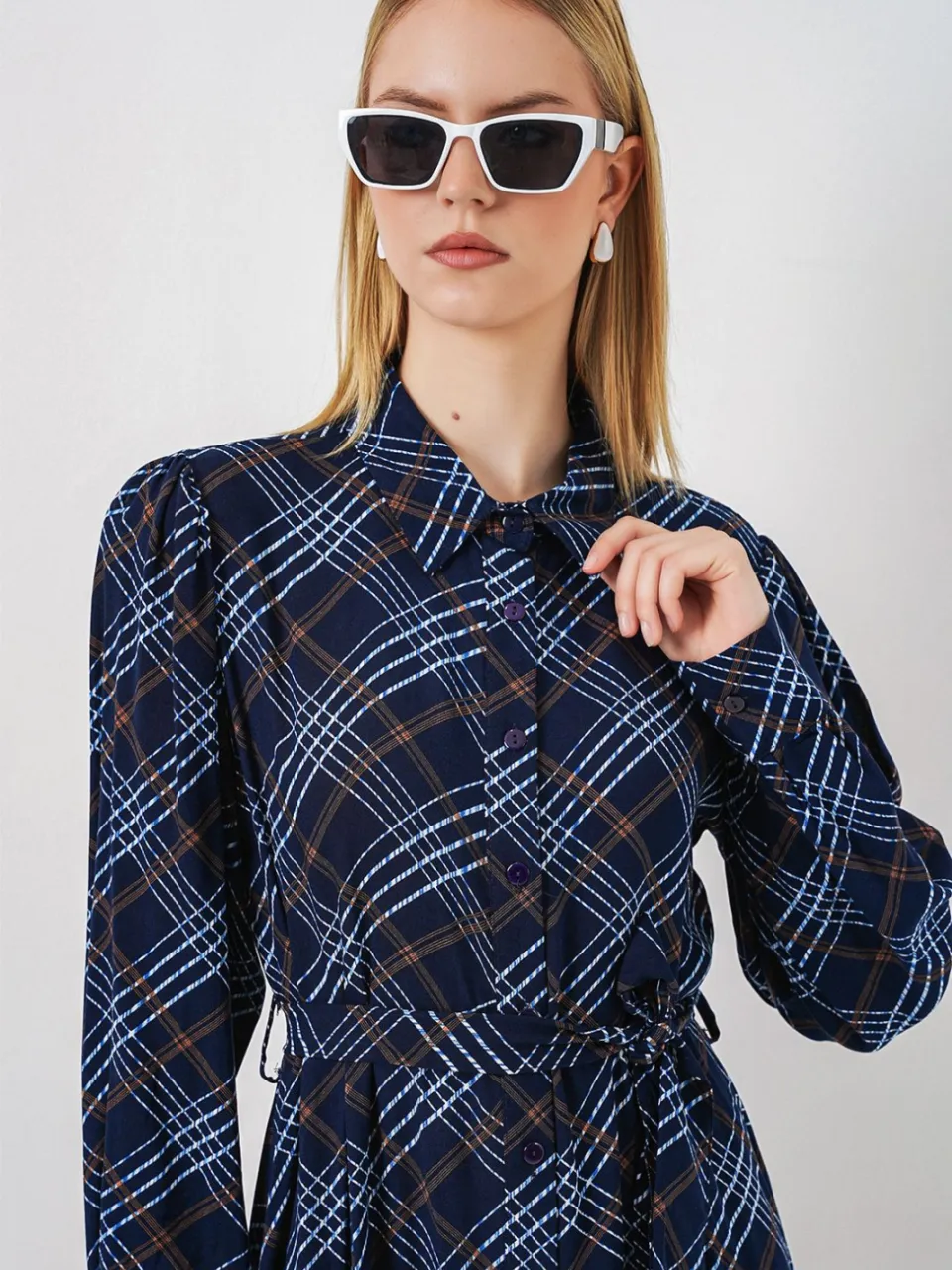 Big Dart Gingham Midi Hemdjurk met Knopsluiting marineblauw, foto 2