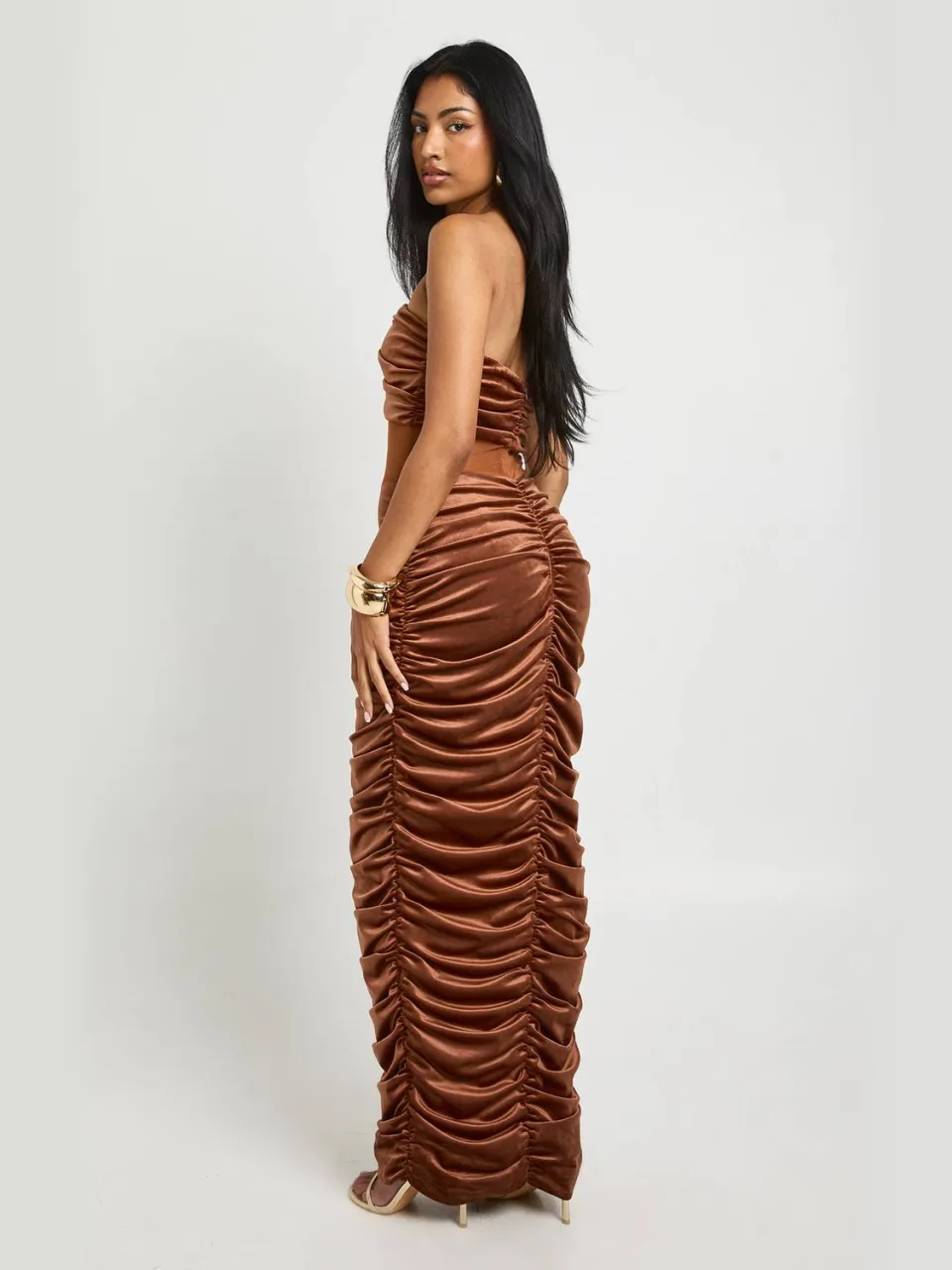 boohoo Dames Maxi-jurk in fluweel en gaas met diepe V-hals en geplooide details chocoladebruin, foto 2