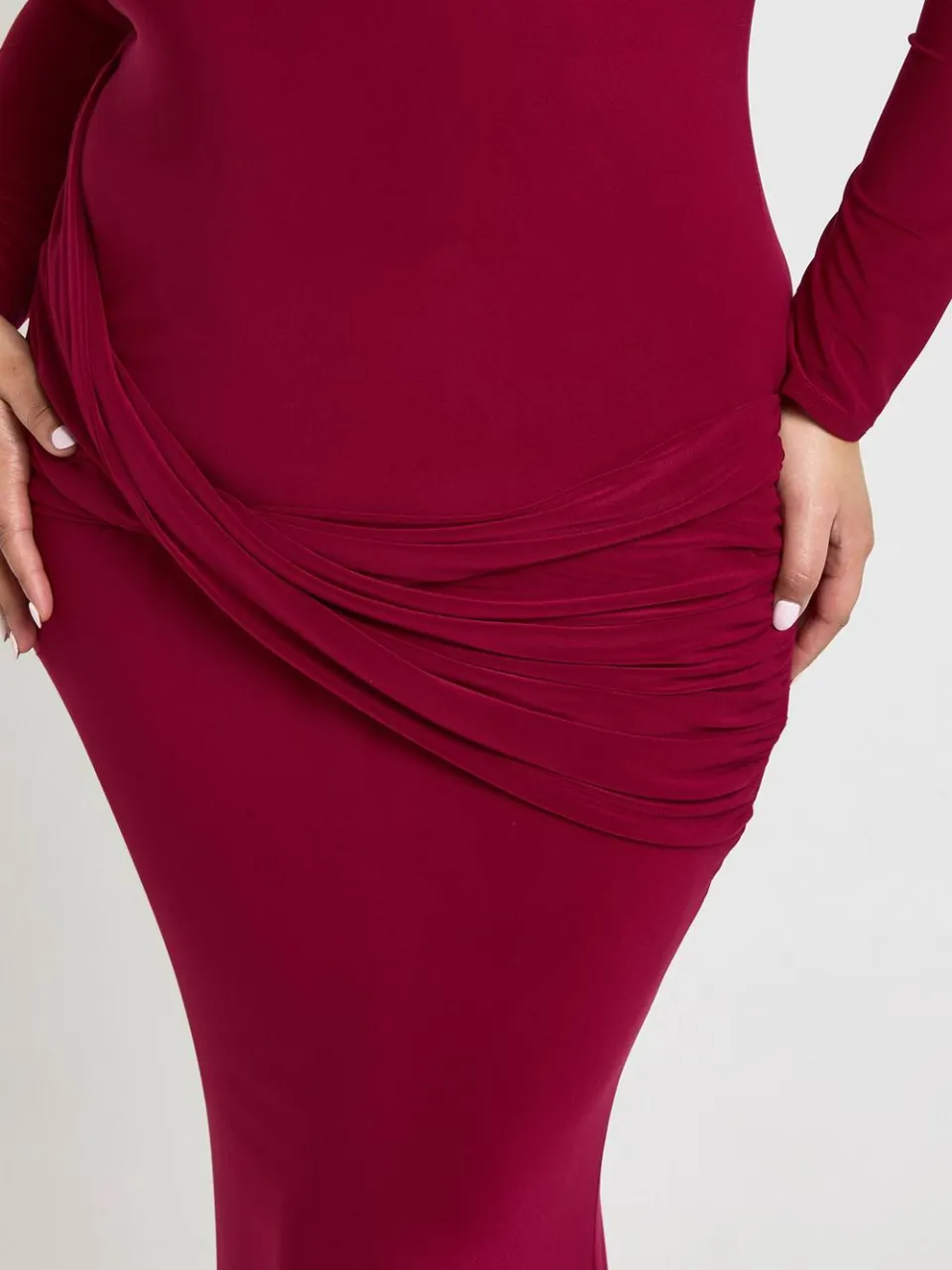 boohoo Dames Plus Twist Detail Lange Mouw Maxi Jurk bordeaux rood, foto 3
