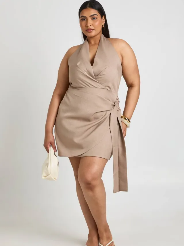 boohoo Dames Plus Geweven Halternek Wikkel Strikjurk Taupe