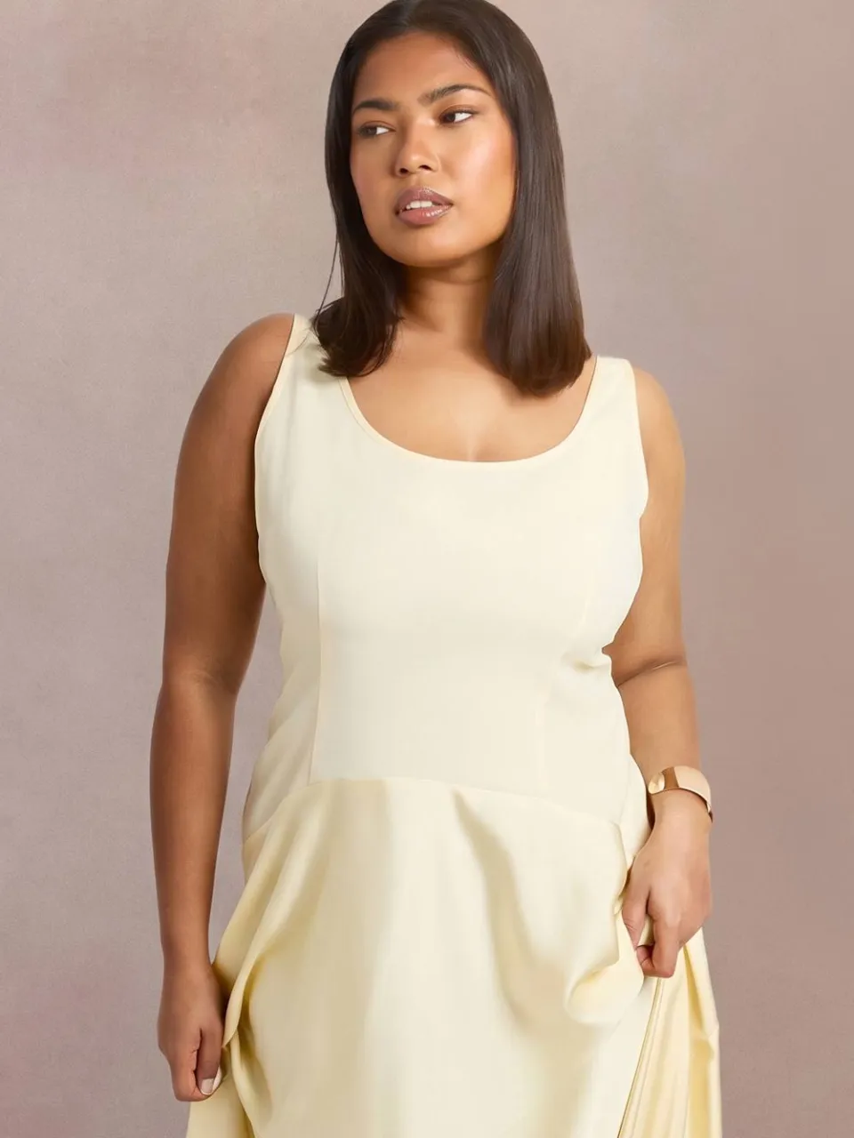 boohoo Dames Plus Crêpe Mouwloze Jurk Met Satijnen Rok citroen, foto 3