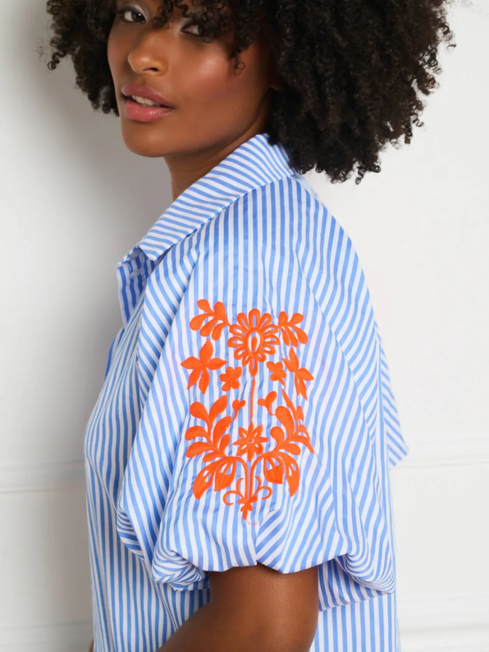 LOLALIZA korte gestreepte blousejurk met borduursels - blauw, foto 6