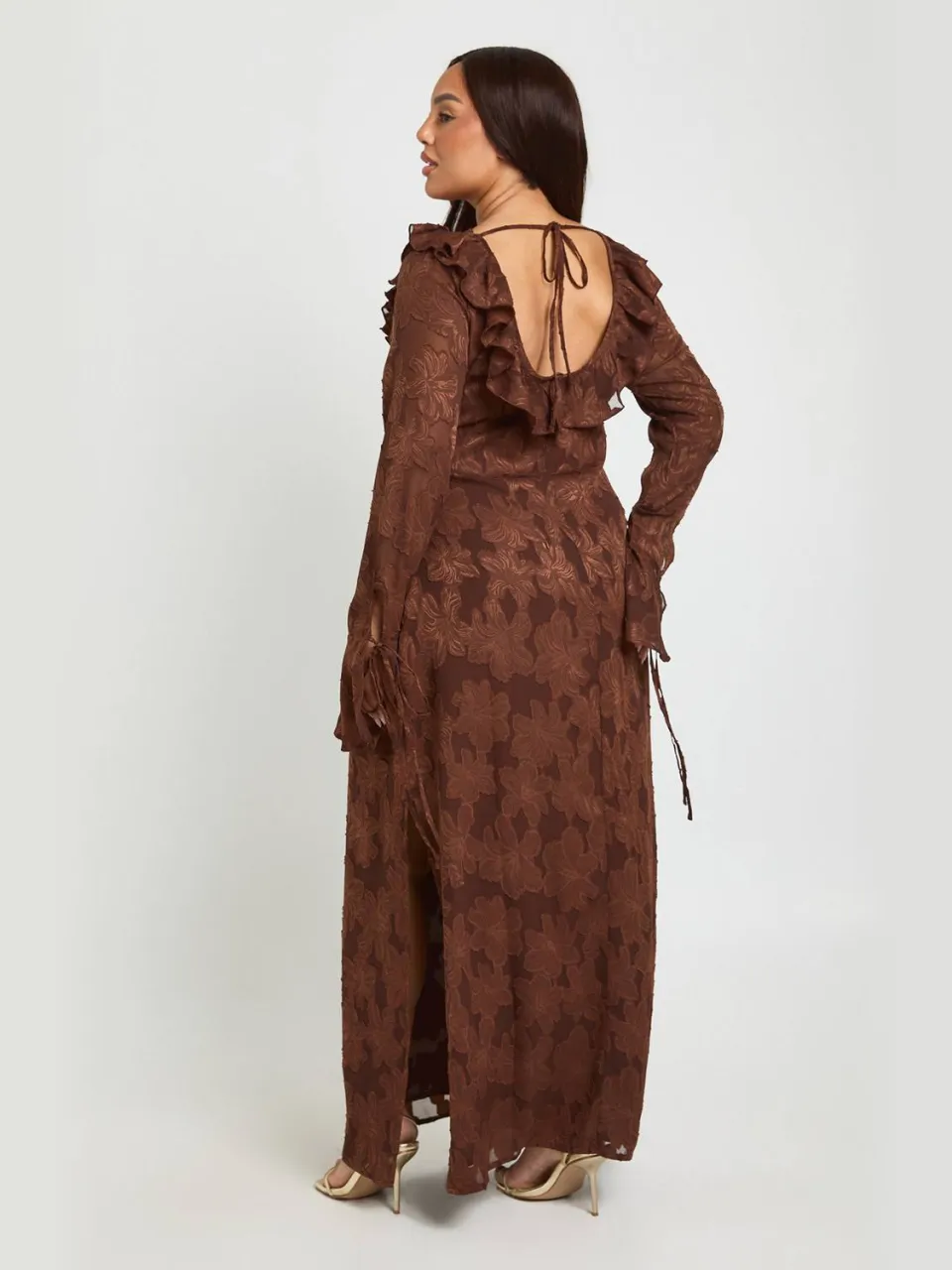 boohoo Dames Plus Burnout Chiffon Ruffle Midaxi Jurk chocoladebruin, foto 2