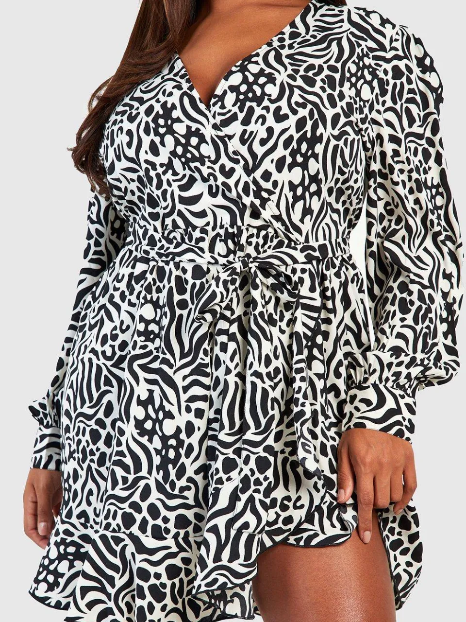 boohoo Dames Plus Zebra Wikkeljurk met ruches in skaterstijl zwart, foto 3