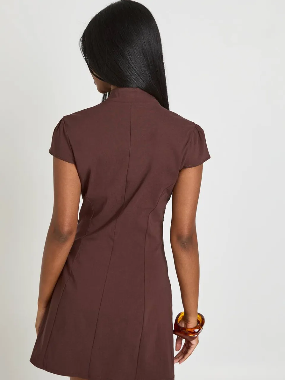 boohoo Dames Bengaline Mini-jurk Met Keyhole-detail En Hoge Hals chocoladebruin, foto 3