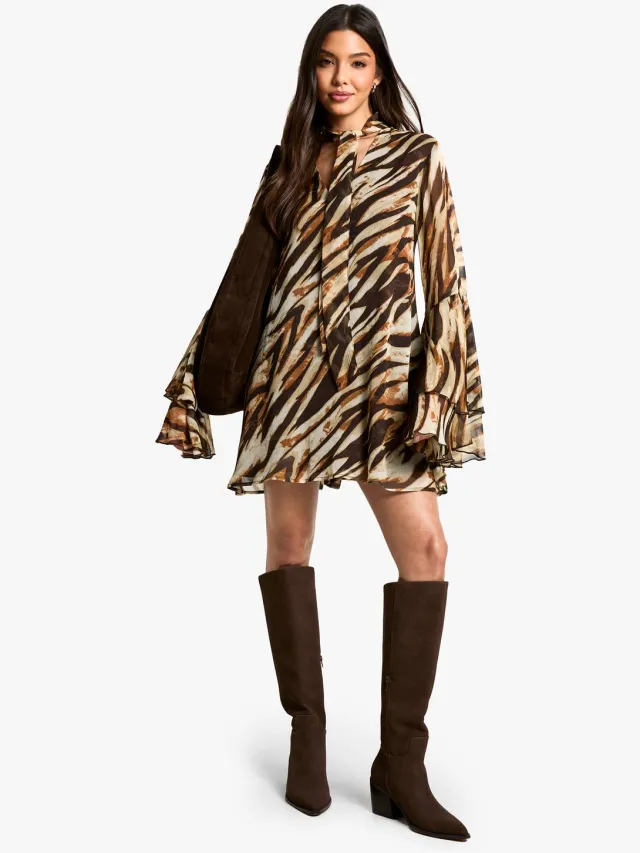 boohoo Dames Zebra Chiffon Smocking Jurk met Uitlopende Mouwen Bruin