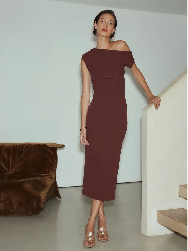 Next Dames - Halflange gedrapeerde feestjurk met blote schouder en ruches - Bruin Chocolate Brown