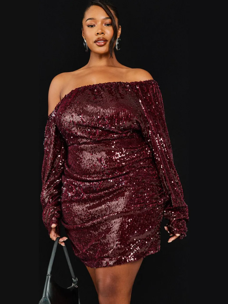 boohoo Dames Plus Pailletten Off-Shoulder Gerafelde Mini-jurk malbec, foto 3