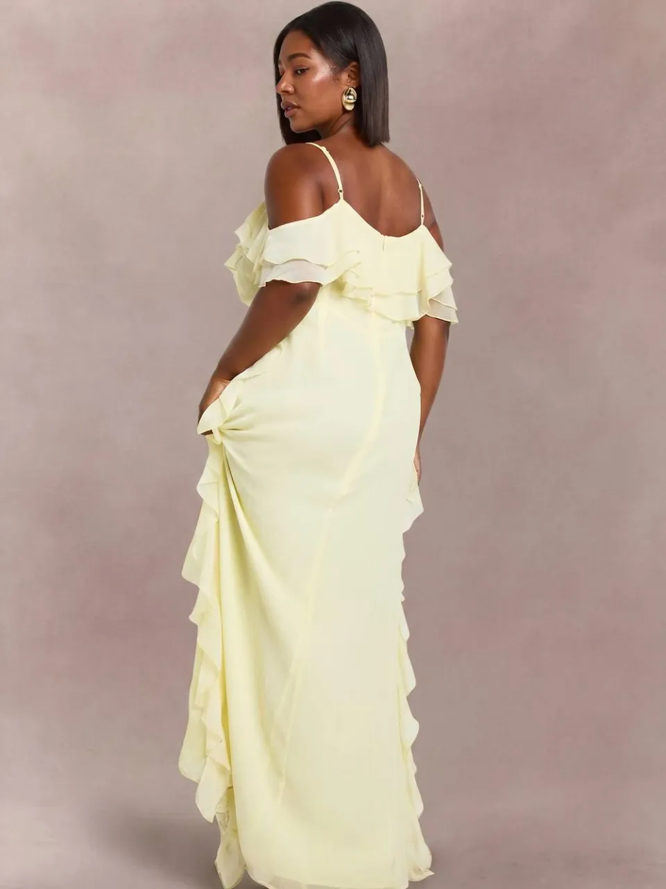 boohoo Dames Plus Chiffon Ruches Cold Shoulder Maxi Jurk citroen, foto 3
