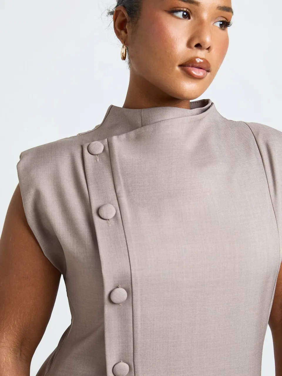 boohoo Dames Plus Getailleerde Mouwloze Asymmetrische Mini-jurk Met Knoopsluiting paddestoel, foto 4