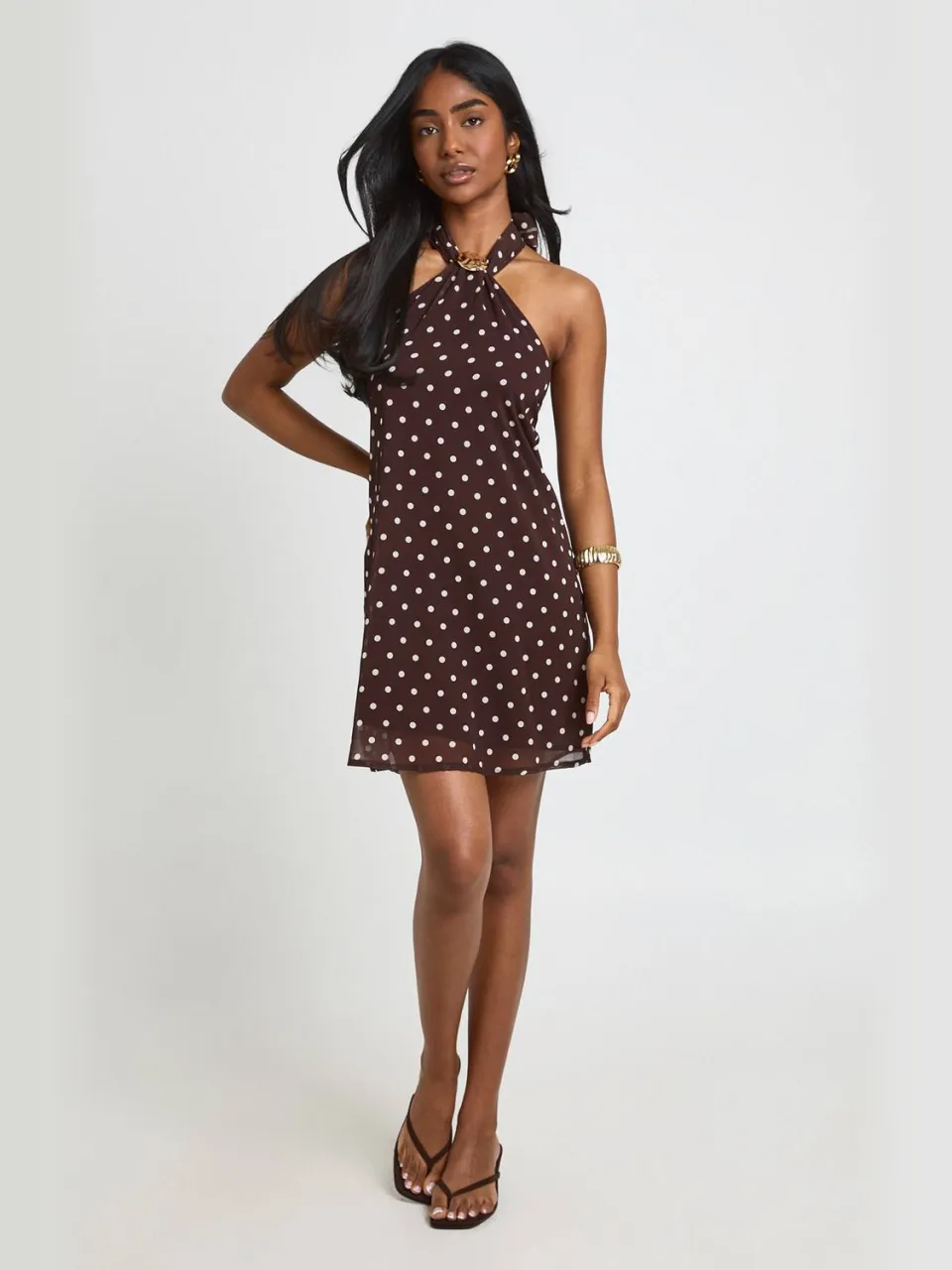 boohoo Dames Polkadot Halternek Shift Jurk Met Detail Afwerking Chocoladebruin
