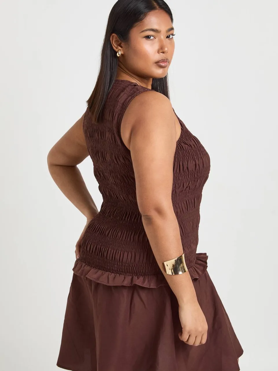 boohoo Dames Plus Gesmockte Jurk Met Racerback Hals En Skater Rok chocoladebruin, foto 2