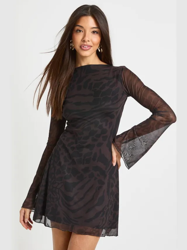 boohoo Dames Tonal Gemengde Dieren Mesh Maxi Jurk met Uitlopende Mouwen Espresso