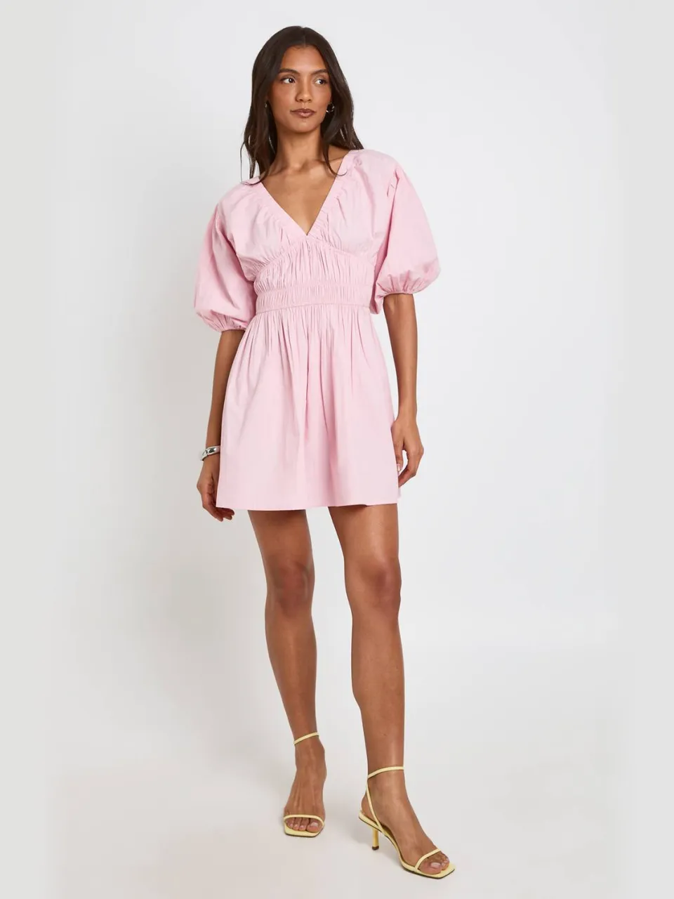 boohoo Dames Katoenen Poplin Mini-jurk Met Gesmockt Lijfje, V-hals En Pofmouwen baby roze, foto 2