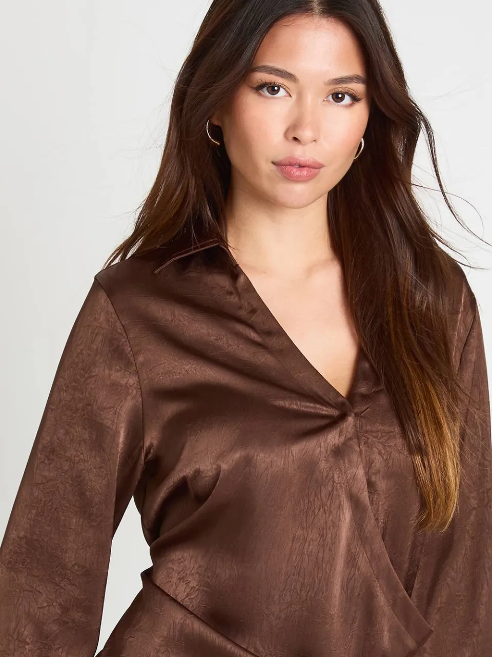 boohoo Dames Getextureerde satijn wrap-shirtjurk chocoladebruin, foto 4