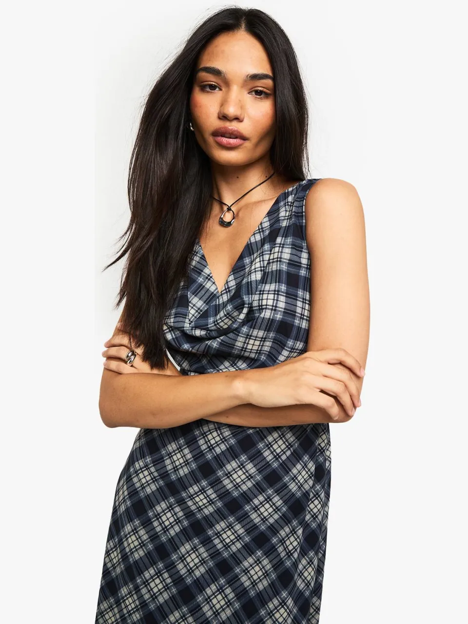 boohoo Dames Bekijk de chiffon midaxi-jurk met draperende kraag. marineblauw, foto 2