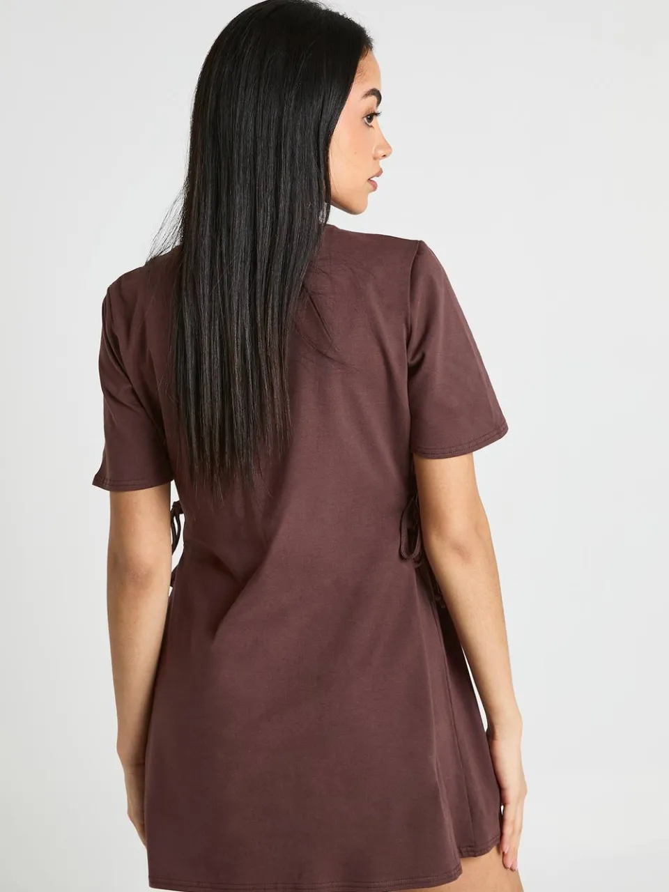 boohoo Dames Katoenen T-shirt Jurk Met Strikdetail Aan De Zijkant chocoladebruin, foto 2