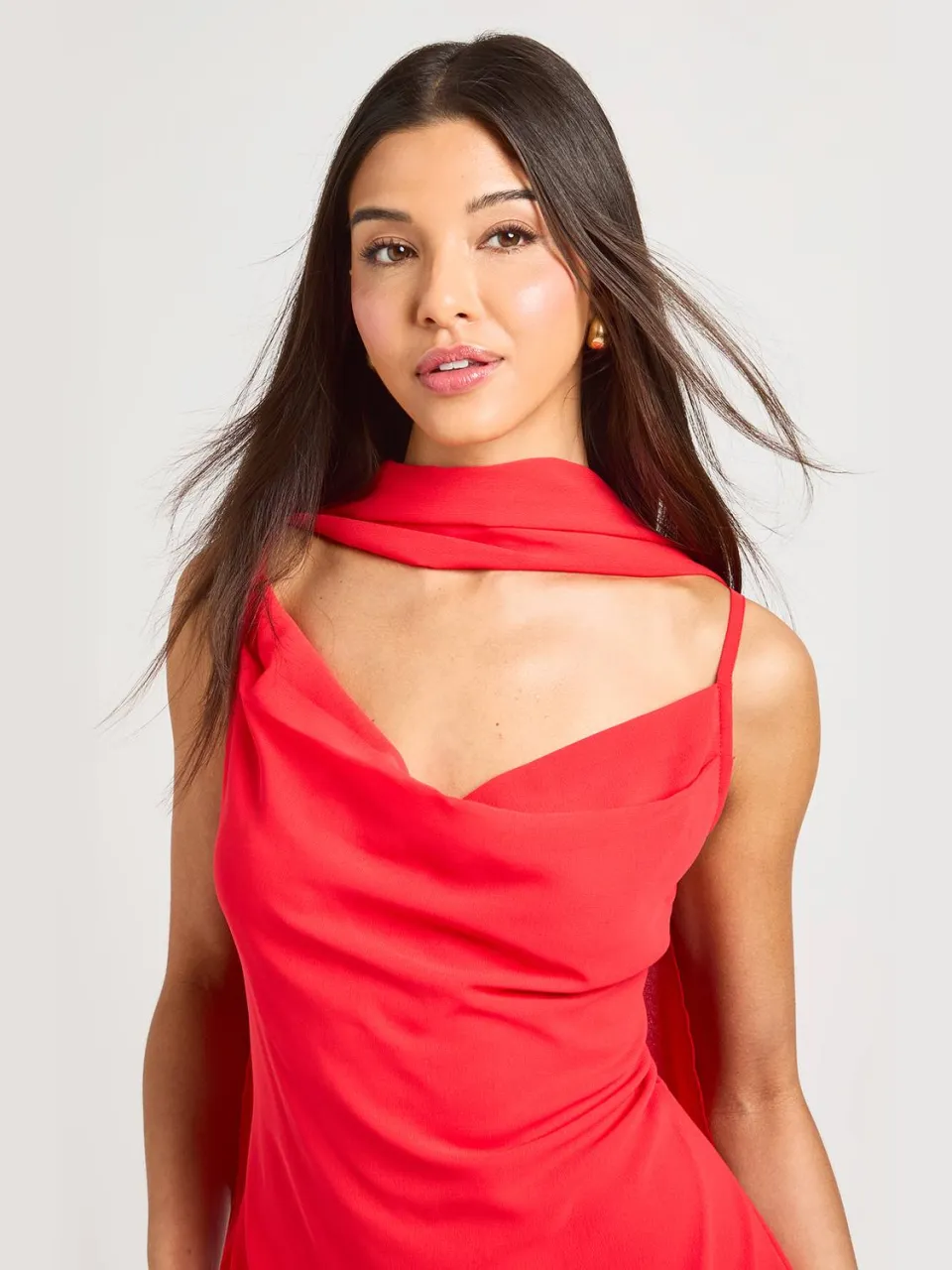 boohoo Dames Lange Chiffon Maxi Jurk Met Waterval Halslijn En Sjaal rood, foto 4
