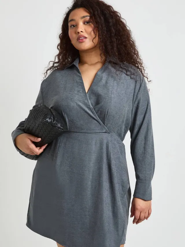boohoo Dames Plus Gepelde Kraag Wikkel Blousejurk Houtskool