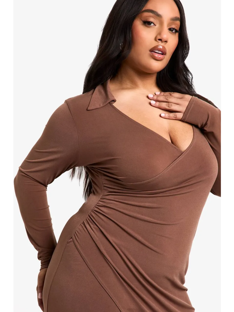 boohoo Dames Plus Jurk met kraag, wrap-stijl en gerucheerde taille in midaxi lengte mokka, foto 2