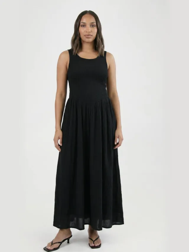 boohoo Dames Zwangerschaps Cheesecloth Gesmokkte Skater Maxi Jurk Zwart