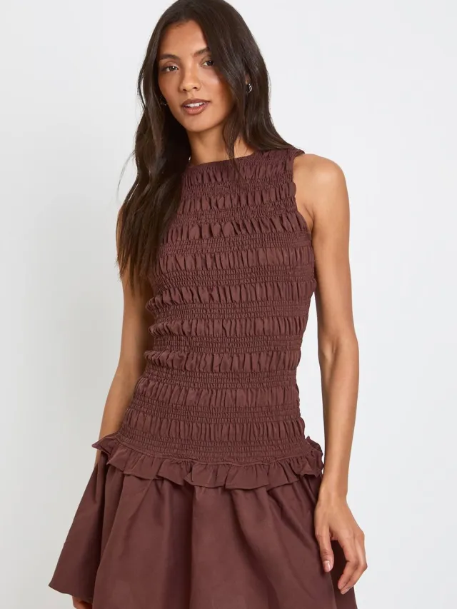 boohoo Dames Lange Gesmockte Jurk Met Racerback Hals Chocoladebruin