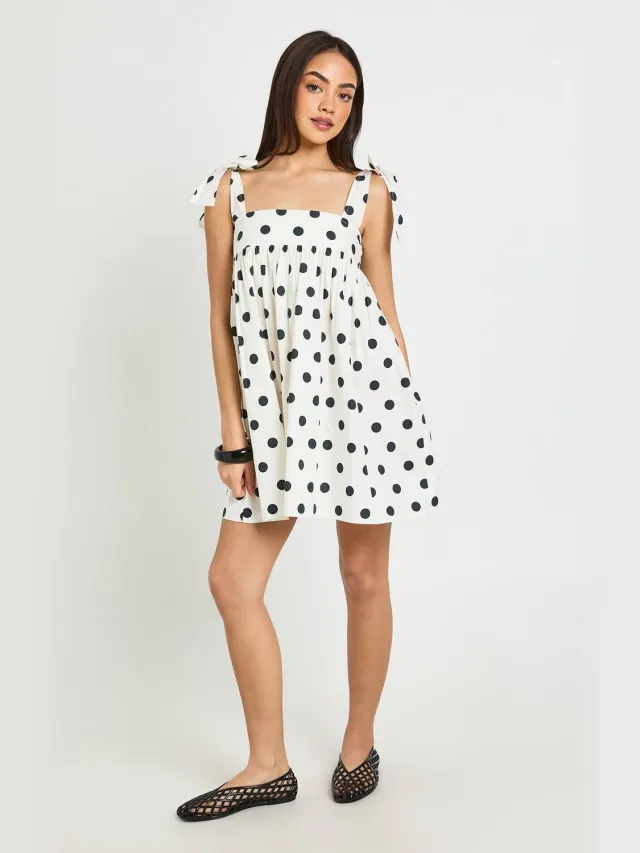 boohoo Dames Polkadot Mini Smock Jurk Met Strikbandjes Op De Schouders Wit