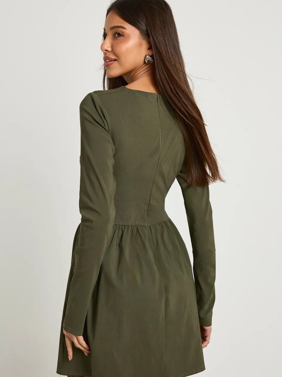 boohoo Dames Gerafelde mini-jurk met afvallende taille en lange mouwen kaki, foto 3