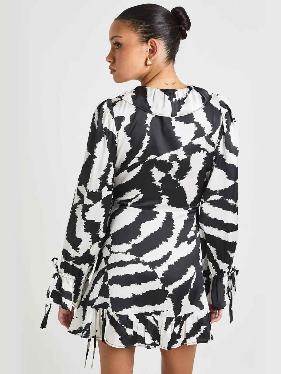 boohoo Dames Zebra Print Ruffle Wrap Mini Jurk zwart, foto 2