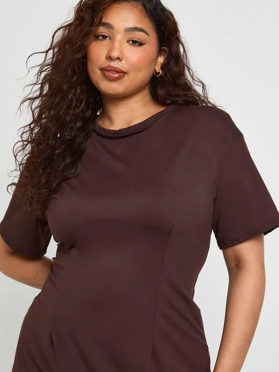 boohoo Dames Plus T-shirtjurk met getailleerd detail chocoladebruin, foto 4