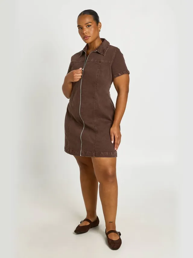 boohoo Dames Plus Denim Jurk Met Korte Mouwen En Rits Aan De Voorkant Chocoladebruin