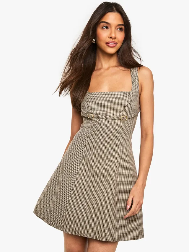 boohoo Dames Bekijk de Herringbone Mini-Jurk met Vierkante Hals, Getailleerde Pasvorm en Gespdetails Bruin