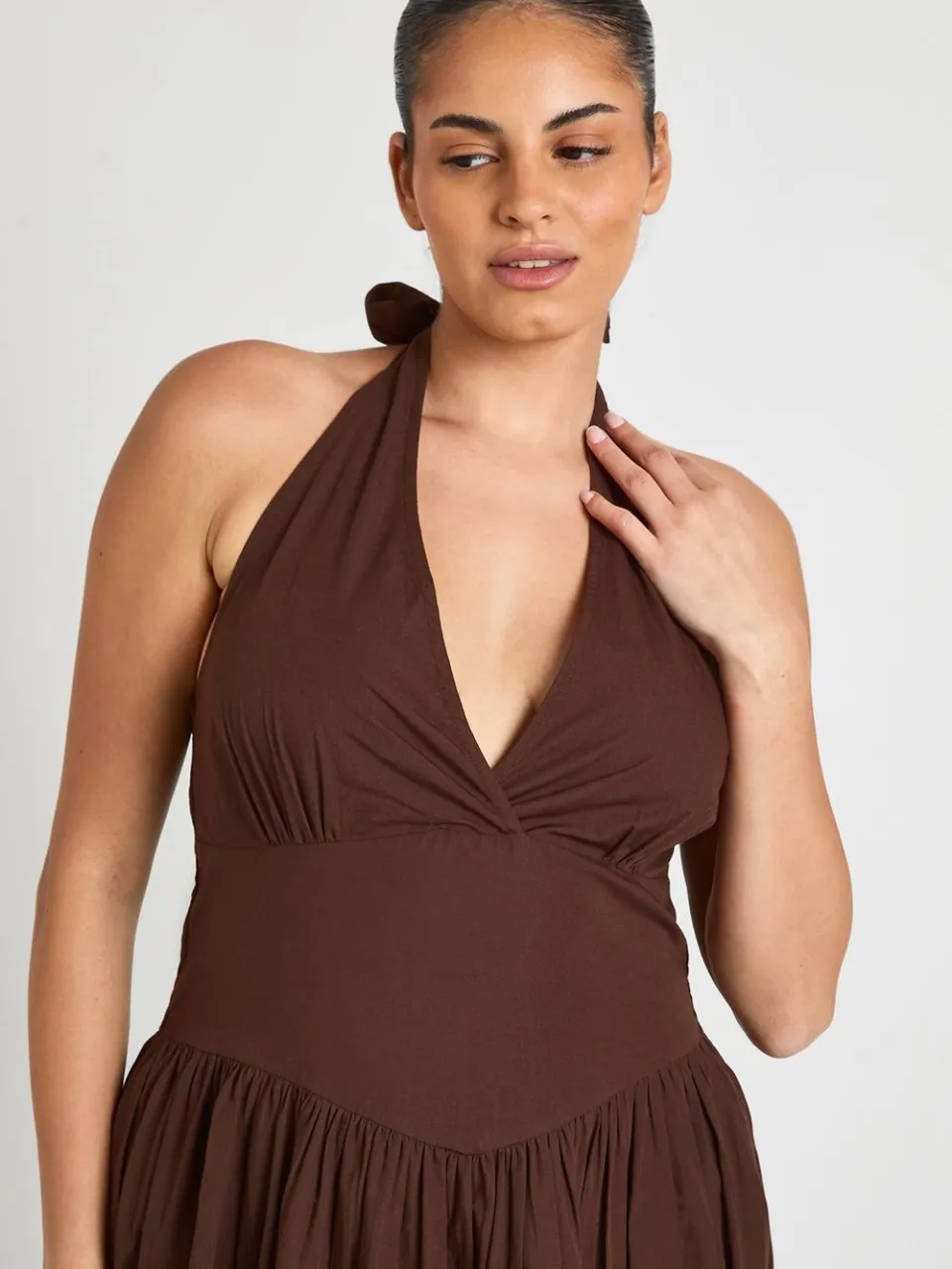 boohoo Dames Plus Katoenen Popeline Halter Maxi Jurk Met Plooien chocoladebruin, foto 4