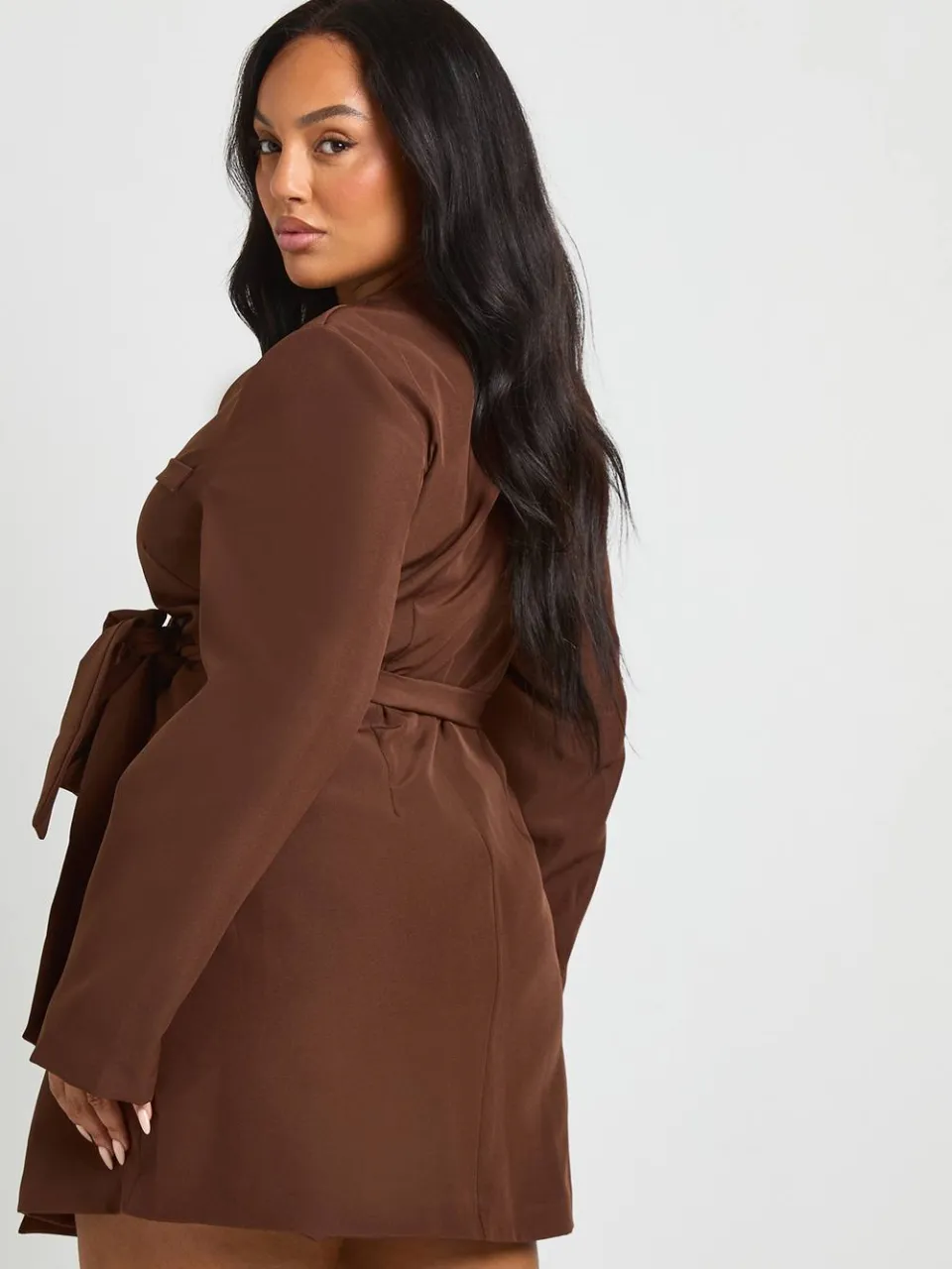boohoo Dames Plus Strik-Zijde Omslag Op Maat Gemaakte Jurk chocoladebruin, foto 3