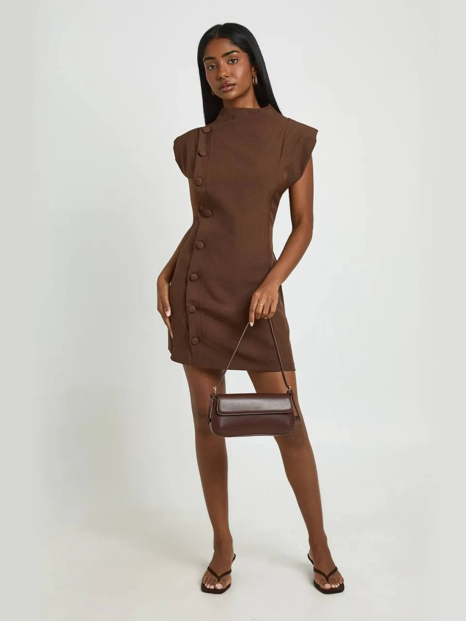 boohoo Dames Getailleerde Mouwloze Asymmetrische Mini-jurk Met Knoopsluiting chocoladebruin, foto 3
