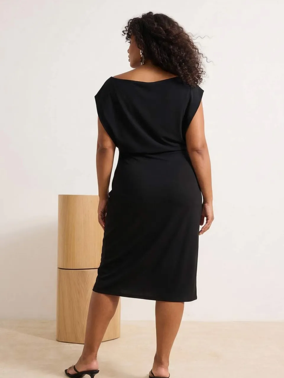 Trendyol Curve Dames Zwart Effen Midi Mouwloos Casual Bodycon Grote maten Jurk, foto 2
