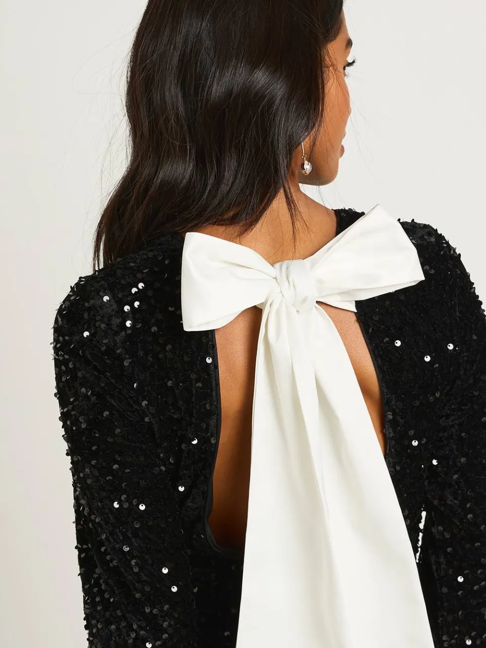 boohoo Dames Petite fluwelen pailletten mini-jurk met strik aan de achterkant zwart, foto 4