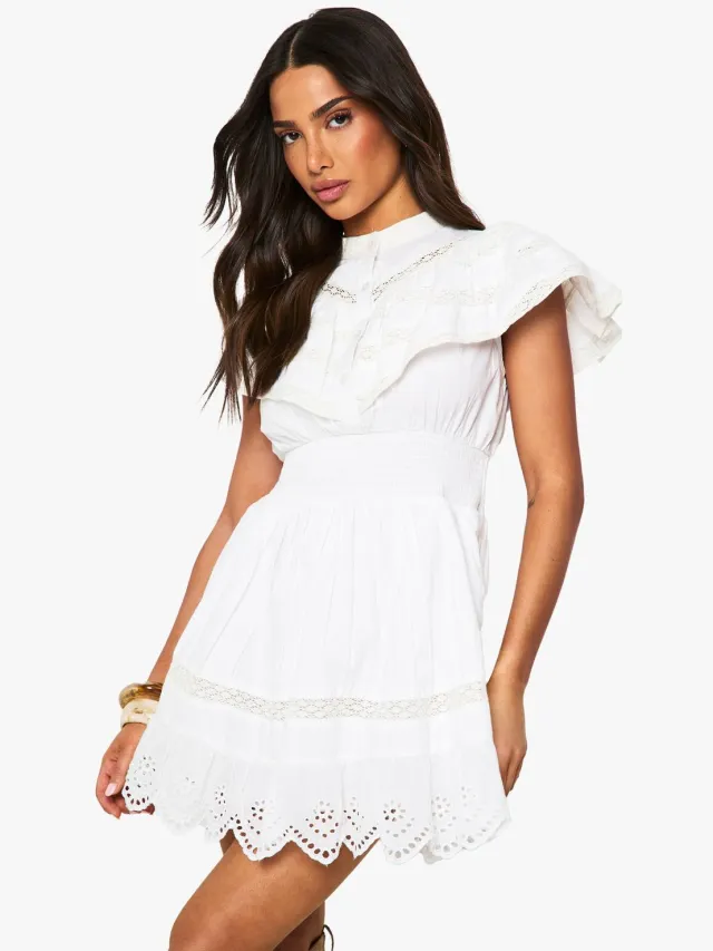 boohoo Dames Kleine gelaagde minijurk met ruches en knoopdetail Wit