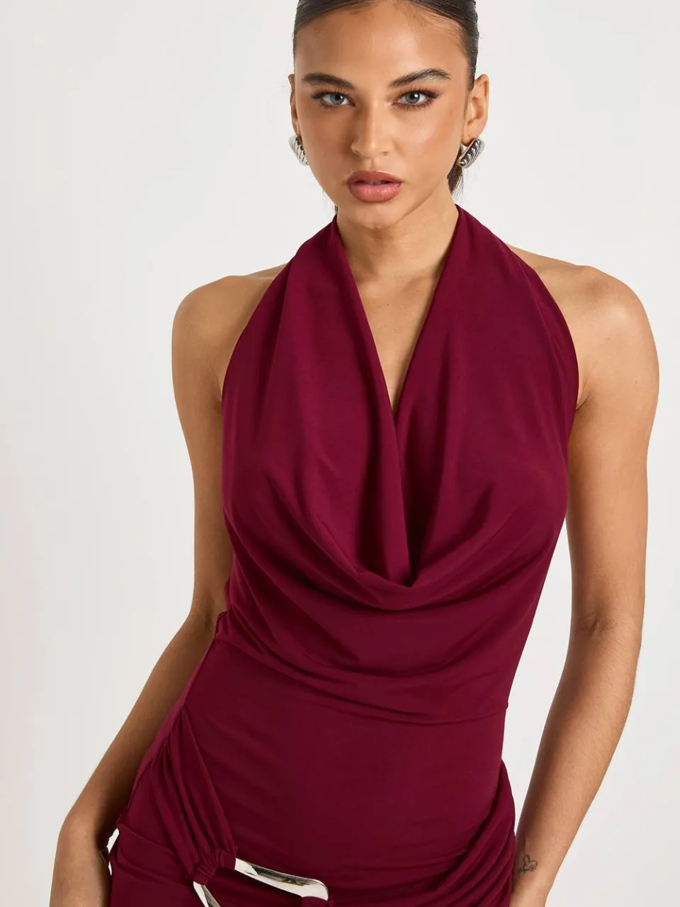 boohoo Dames Grote getailleerde halterneck minijurk pruim, foto 4