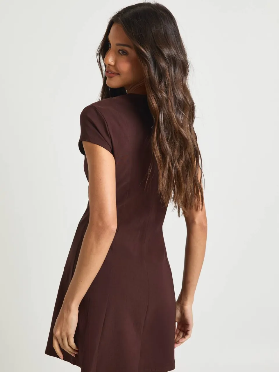 boohoo Dames Bengaline Shift Jurk met Gouden Knoop Details en Korte Mouwtjes, foto 2