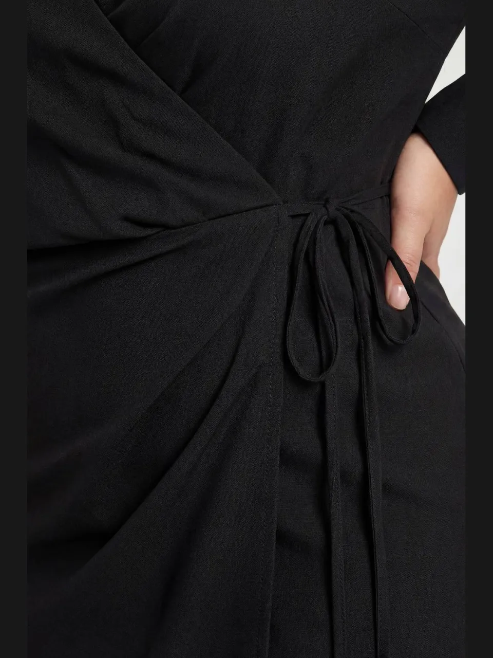 boohoo Dames Plus Geweven Wikkel Jurk Met Strikdetail Midaxi zwart, foto 3