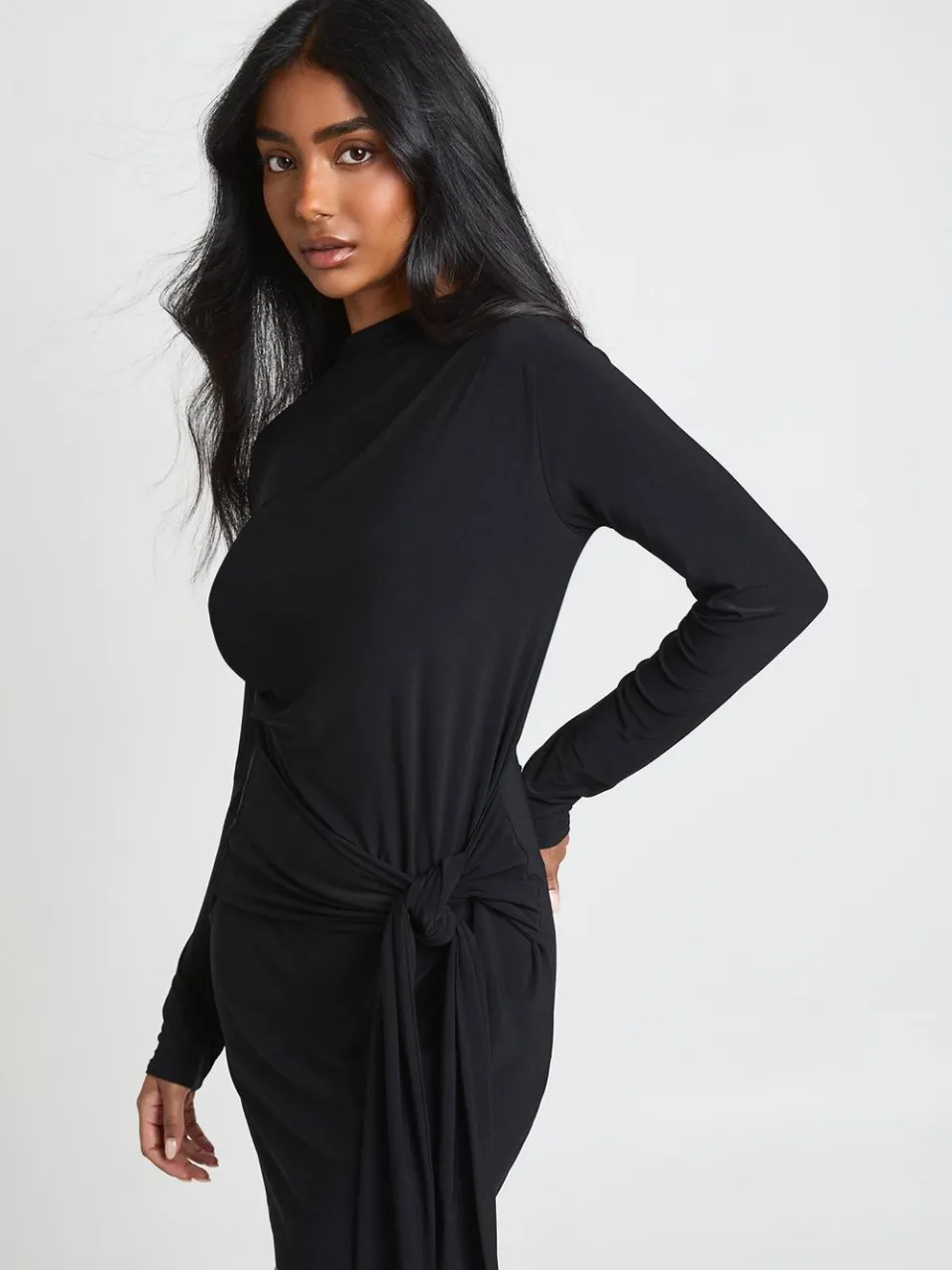 boohoo Dames Slinky Jurk met Aangegroeid Halsstuk en Wikkeldetail Voorkant Mini zwart, foto 2