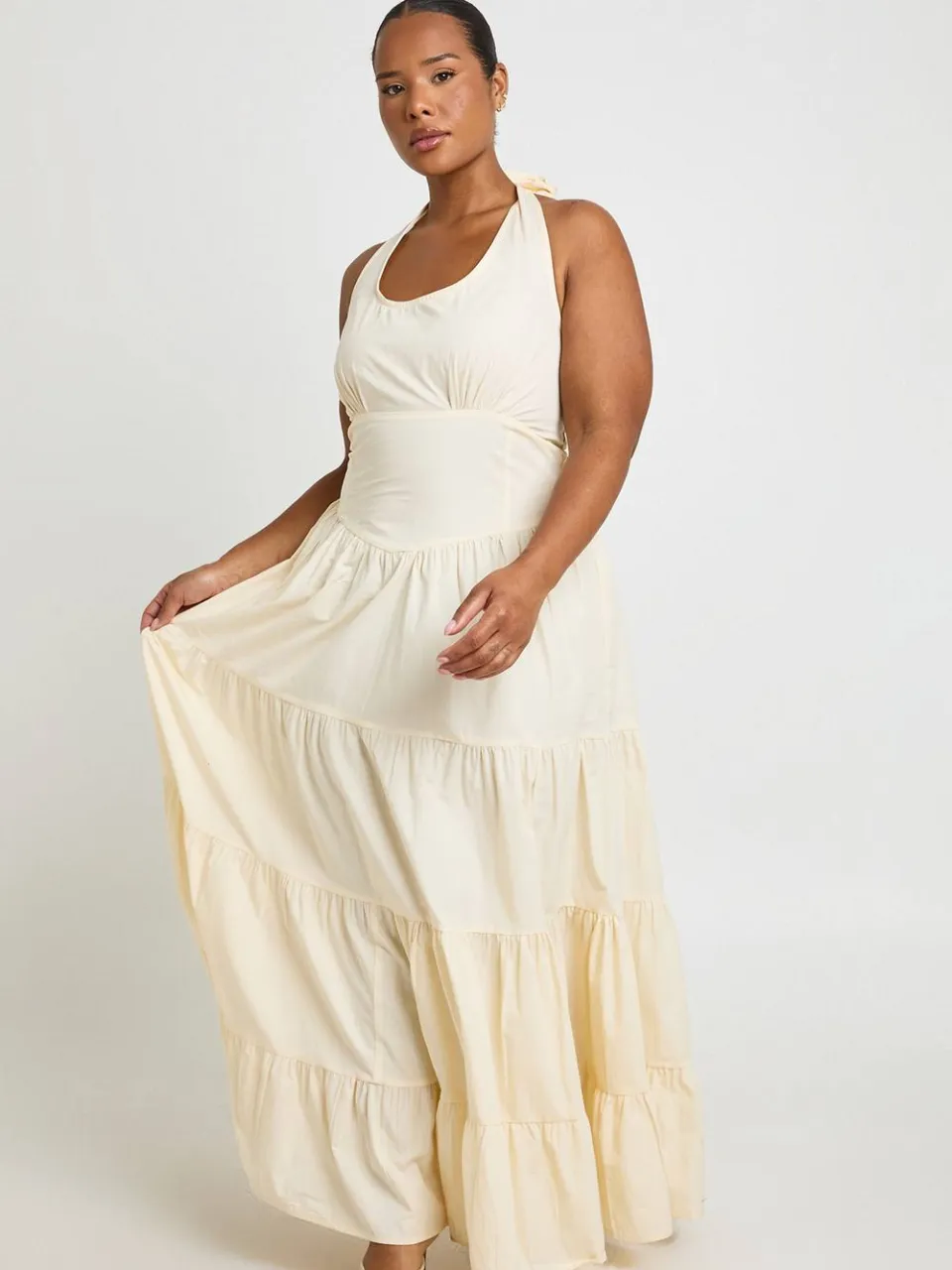 boohoo Dames Plus Halterneck Poplin Maxi Jurk citroen, foto 3