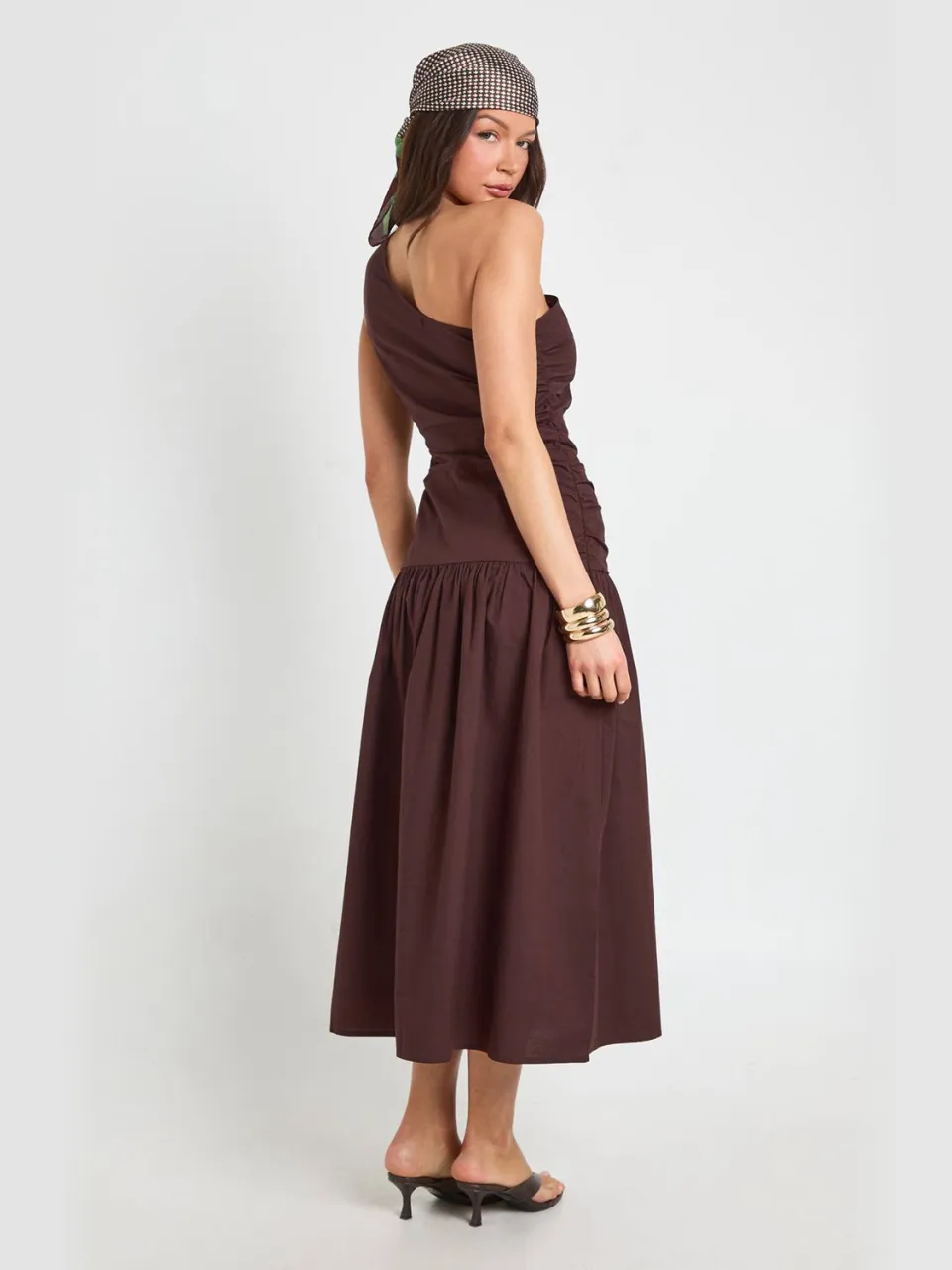 boohoo Dames Katoenen Poplin Jurk Met Éen Schouder, Geplooide Midaxi-jurk chocoladebruin, foto 2