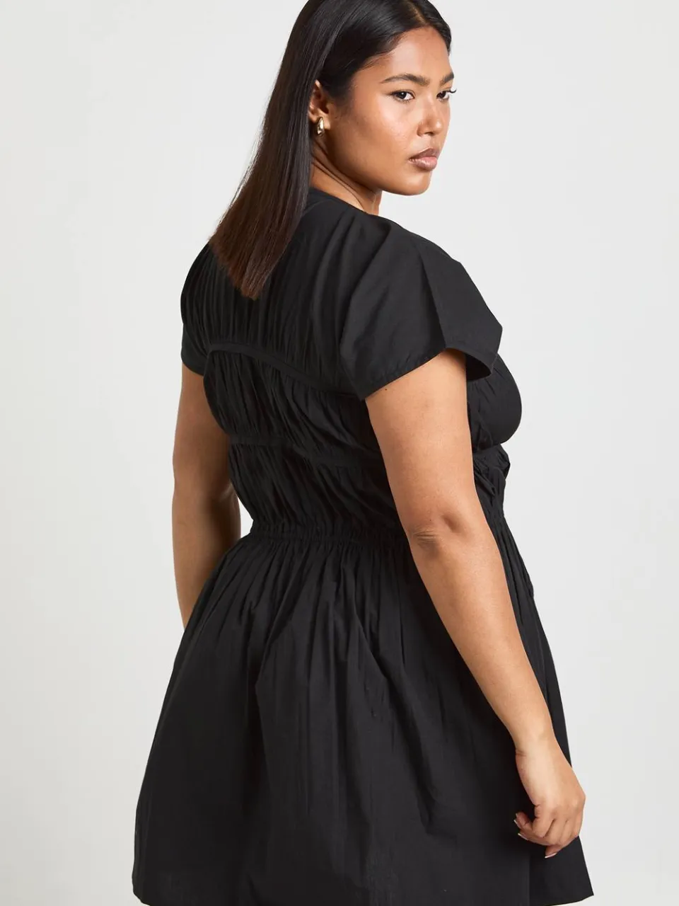 boohoo Dames Plus Katoenen Popeline Gesmockte Mini Jurk zwart, foto 3
