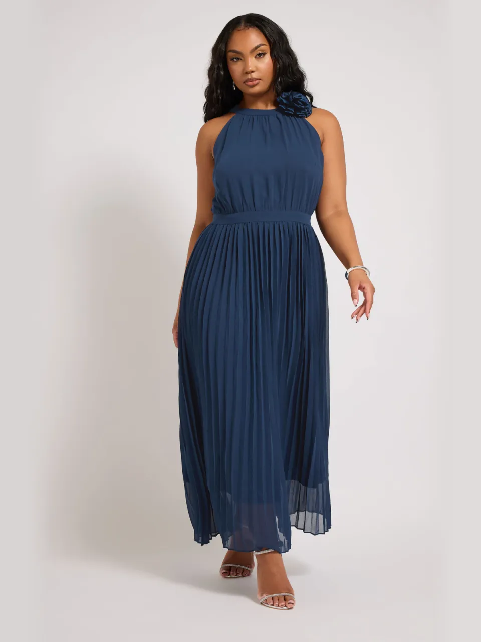 Yours London Geplooide Maxijurk Met Corsage In Donkerblauw blauw, foto 2