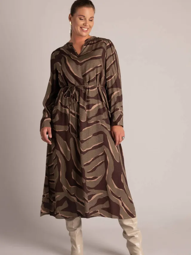 Yest Curve Plus Size maxi A-lijn jurk met ceintuur en print - bruin/groen