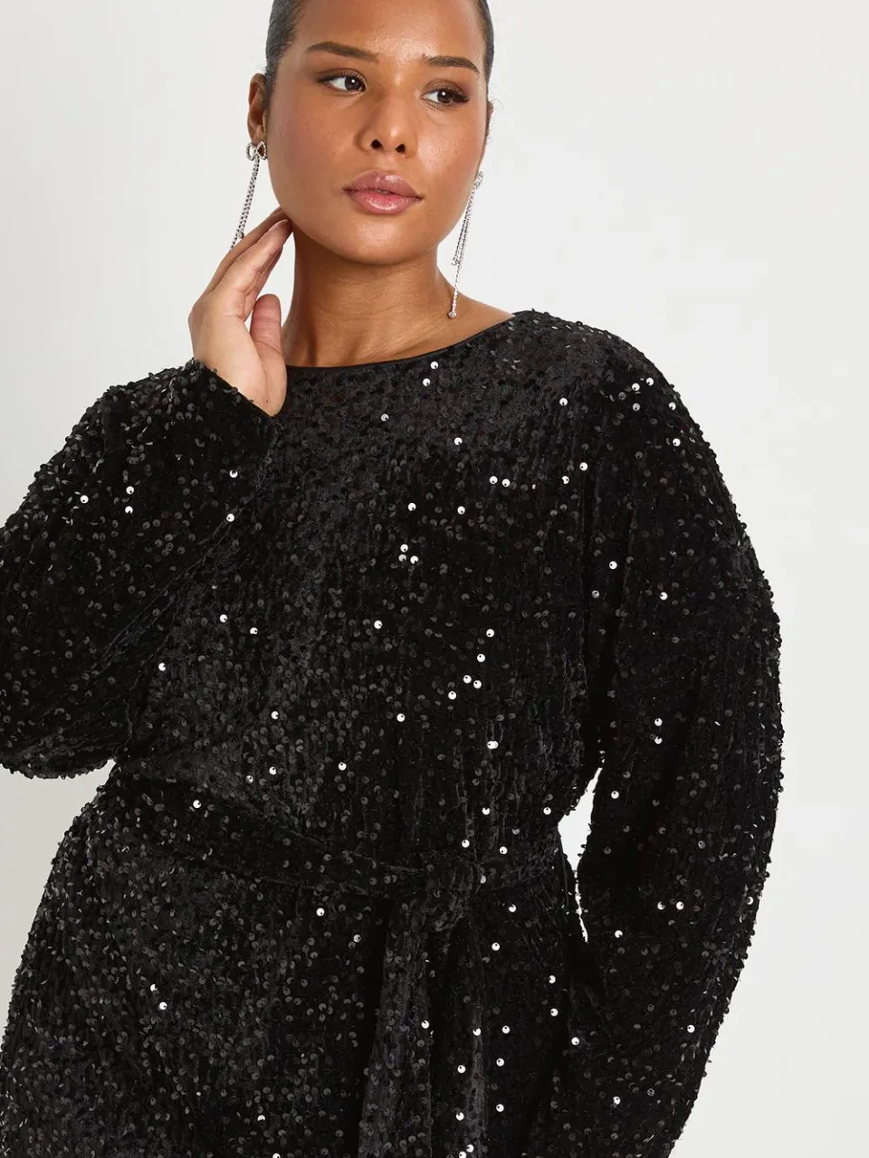 boohoo Dames Plus fluweel pailletten minijurk met strikceintuur zwart, foto 4