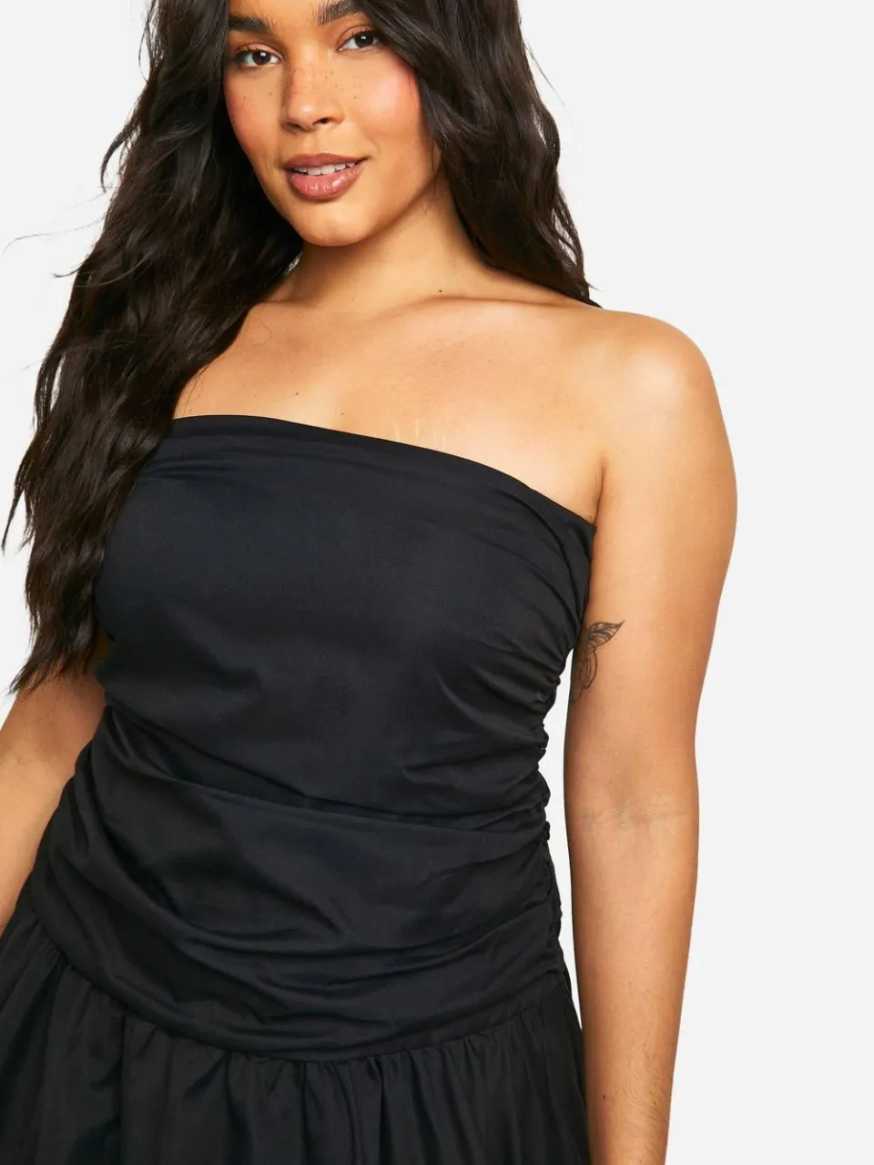 boohoo Dames Plus Gerafelde Bandeau Puff Ball Mini Jurk zwart, foto 3